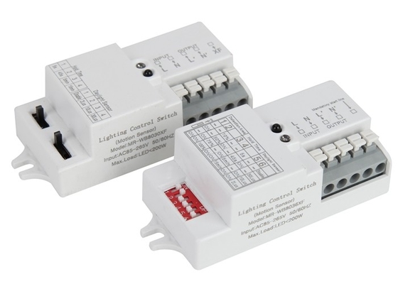 Commutateur de détecteur radar à micro-ondes de lumière de secours automatique dessus